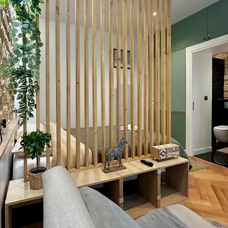 Amelot, Charming & Pierre شقة