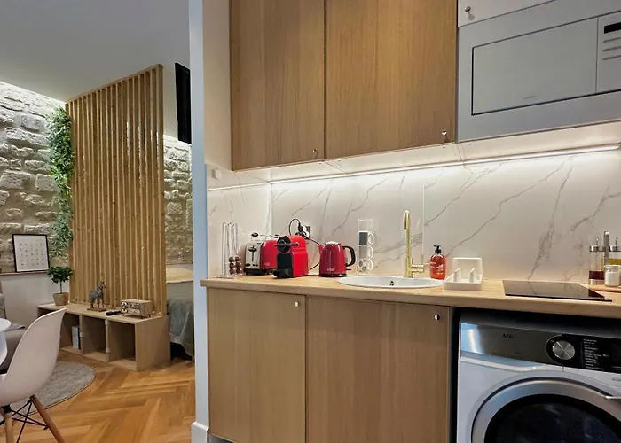 Amelot, Charming & Pierre *