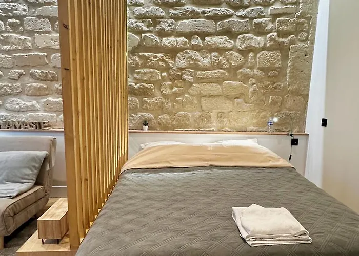 Amelot, Charming & Pierre